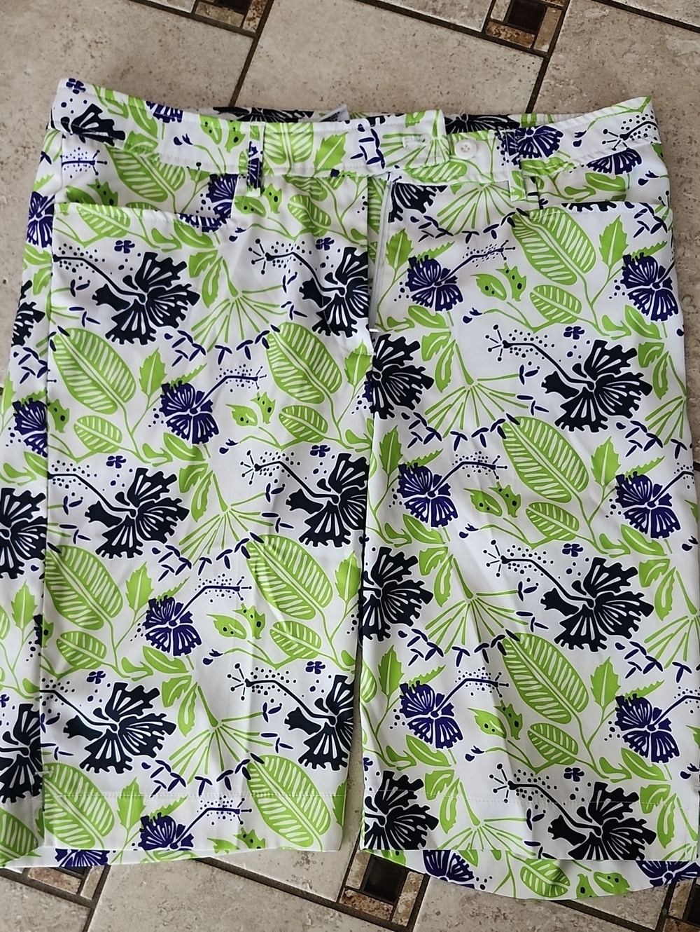 Cracked Wheat White Floral Leaf Print Shorts with Lime & Navy Accents Size 8